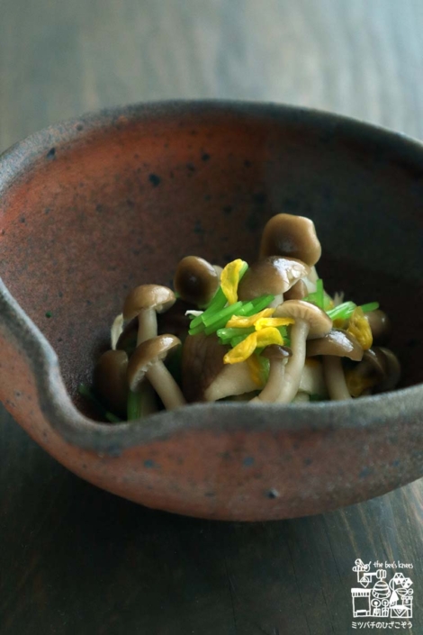 鶏のささ身に、椎茸、エリンギ、しめじ、そして、三つ葉に菊花のお浸し