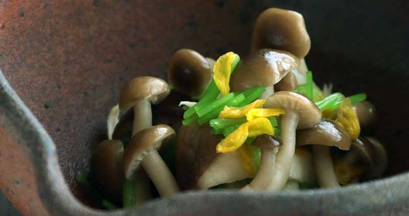 鶏のささ身に、椎茸、エリンギ、しめじ、そして、三つ葉に菊花のお浸し