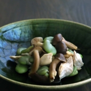 そら豆と鶏のささ身としめじのソテー