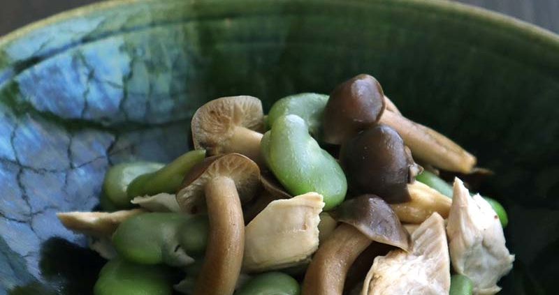 そら豆と鶏のささ身としめじのソテー