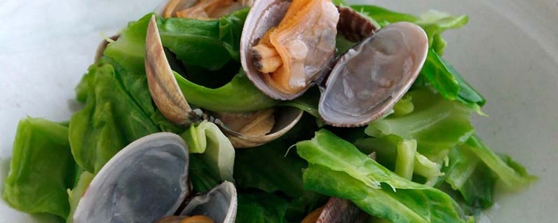 春キャベツのあさり蒸し