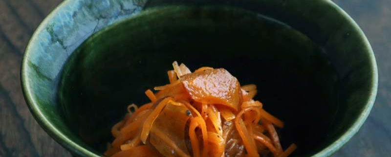 秋の夕暮れと柿と人参のマリネ