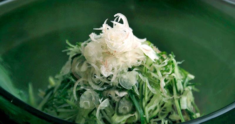 薬味たっぷり鰹のタタキ